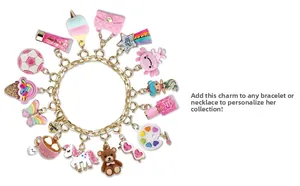 Détail d'un bracelet doré avec des breloques colorées de licorne, d'ours et d'arc-en-ciel
