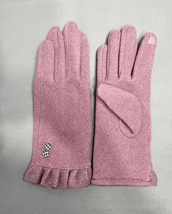 Détail de gants d'hiver thermiques roses avec poignets à volants et bout tactile
