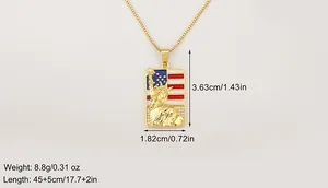 Détail du collier plaqué or 18 carats avec pendentif Statue de la Liberté et drapeau US