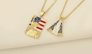 Détail de pendentifs religieux plaqués or 18K avec la Vierge Marie et le drapeau américain