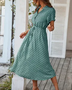 Detailansicht des dunkelgrünen Polka-Dot-Kleids mit Knöpfen und verstellbarem Kordelzug