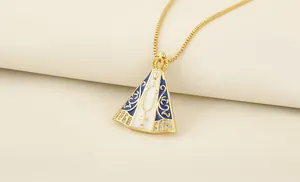Détail d'un pendentif Vierge Marie plaqué or 18 carats avec émail bleu et zirconiums