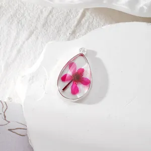 Pendentif goutte en résine fait main avec fleur séchée rose et cadre argenté