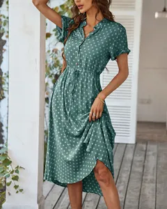 Detail eines dunkelgrünen Polka-Dot-Kleides mit Knopfleiste und verstellbarem Kordelzug