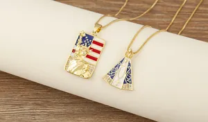 Détail de colliers plaqués or 18 carats avec pendentifs Statue Liberté et Vierge Marie