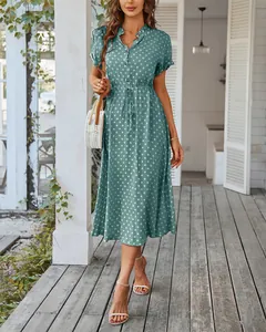 Detail des Hemdkragens und der einreihigen Knöpfe an einem grünen Polka-Dot-Midikleid
