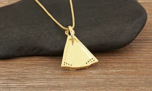 Vue macro du dos du pendentif plaqué or 18K avec zircone cubique et chaîne boîte