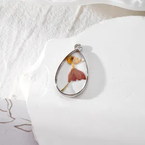 Pendentif goutte en résine fait main avec de vraies fleurs séchées orange et cadre argent