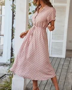 Detail von rosa gepunktetem Kleid mit Hemdkragen, Knopfleiste und verstellbarem Taillenband