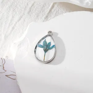 Pendentif goutte en résine fait main avec véritable fleur séchée bleue et cadre argenté