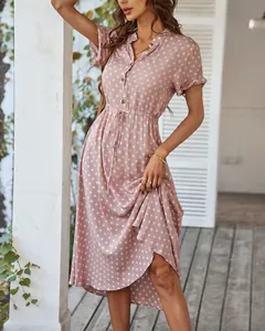 Detail eines rosa Polka-Dot-Hemdkleides mit Button-Down-Kragen und Taillenband