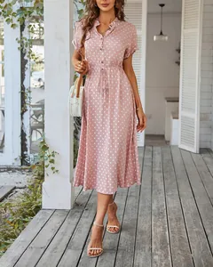 Detail des hellrosa Polka-Dot-Kleides mit Hemdkragen, Frontknöpfen und Taillenkordelzug