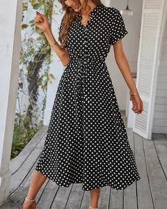 Detail eines Polka-Dot-Midikleids mit V-Ausschnitt und verstellbarem Kordelzug in der Taille