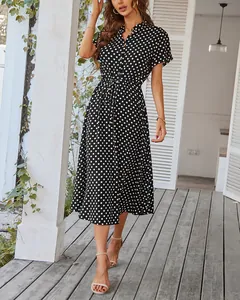 Detail des Polka-Dot-Midikleids mit V-Ausschnitt, Taillenknöpfen und fließendem Saum