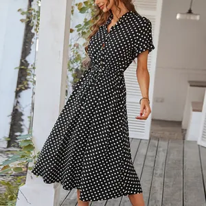 Elegantes schwarzes Polka-Dot-Sommerkleid mit kurzen Ärmeln und tailliertem Schnitt