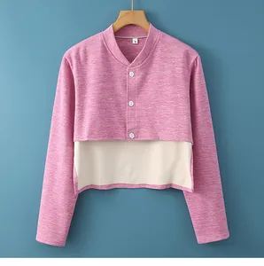 Primer plano del calentador de hombros rosa con tres botones blancos y forro suave