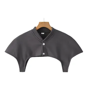 Scalda spalle in maglia grigio scuro con bottoni bianchi per collo e protezione