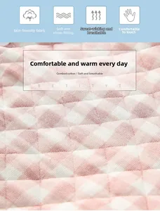 Vista macro del tessuto trapuntato a quadretti rosa e bianchi in cotone pettinato morbido