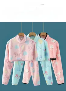 Trois chauffe-épaules en flanelle avec motifs mignons sur cintres pour rester au chaud