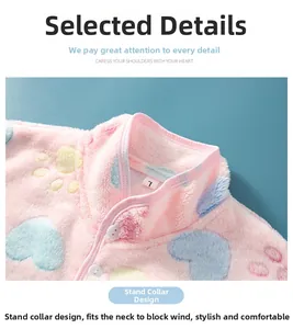 Détail du chauffe-épaule en flanelle rose avec col montant et motifs de cœur bleu