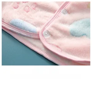 Vue détaillée du chauffe-épaule en flanelle rose avec boutons en résine et coutures fines