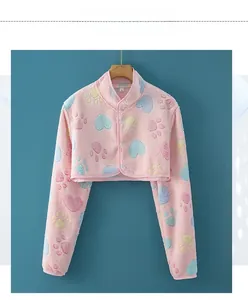 Détail du chauffe-épaules en flanelle rose avec motifs cœurs et pattes colorés