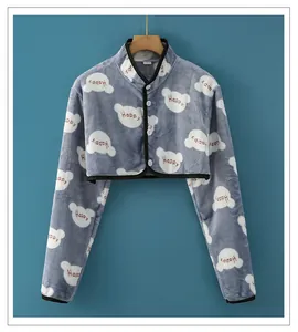 Détail de l'épaulière en flanelle grise avec motifs d'ours et texte Happy imprimé