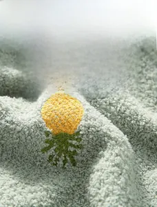 Dettaglio in pile di latte con ricamo a forma di ananas giallo per scaldaspalle caldi