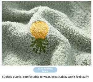 Dettaglio in pile di latte verde con ricamo a forma di ananas su questo scaldaspalle caldo