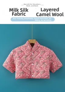 Detail van de florale schouderwarmer met melkzijde stof en kameelhaar vulling