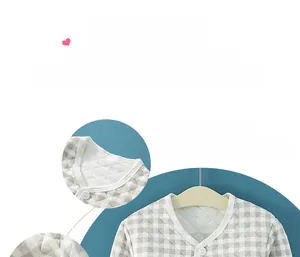 Détail de l'encolure ronde et des boutons sur le chauffe-épaule matelassé pour bébé