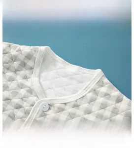 Détail du col rond et motif de losanges matelassés sur protège-épaule chaud pour enfant