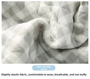 Détail du tissu matelassé doux et respirant à carreaux gris et blancs pour bébé
