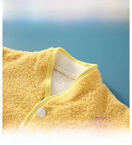 Nahaufnahme von Baby-Schulterschutz aus Milchvlies mit weichem Stehkragen-Design