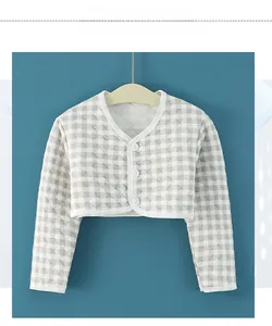Détail du chauffe-épaule matelassé gris à carreaux pour bébés en coton doux
