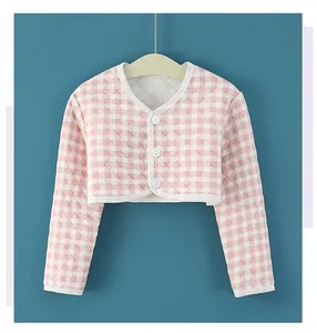Détail du gilet matelassé rose et blanc pour tout-petit avec surpiqûres et boutons