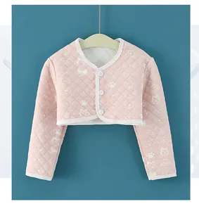 Détail du chauffe-épaules matelassé rose pour bébés avec motifs d'animaux mignons