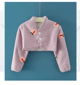 Detailaufnahme der rosa Fleece-Babyweste mit Pfirsichstickerei und weißen Knöpfen