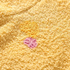 Gelbe Fleece-Schulterweste für Babys mit Polka-Dot-Muster für warmen Winterschutz