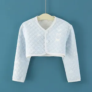 Chauffe-épaules matelassé bleu clair pour bébé avec motifs d'ours et boutons pression