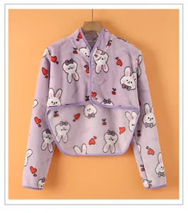 Détail du chauffe-épaule en flanelle violette douce avec motifs lapin et cœurs