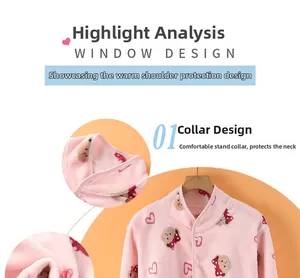 Gros plan sur l'épaulette thermique rose avec ours en peluche et col montant haut