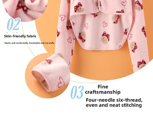 Gros plan sur tissu polaire rose avec motif d'ours et coutures plates durables