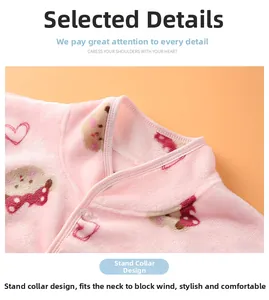 Gros plan détaillé du tissu en flanelle rose avec motifs de cœurs et col montant doux