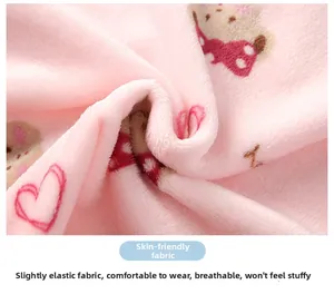 Gros plan sur le tissu polaire rose avec motifs d'ours pour chauffe-épaule doux
