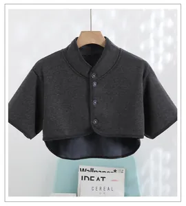 Detalle de calentador de hombros gris oscuro grueso con cuello alto y botones