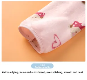 Gros plan sur la bordure en coton avec couture renforcée à six fils sur polaire rose