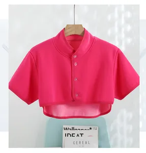 Detalle de calentador de hombros de forro polar rosa con cuello y botones