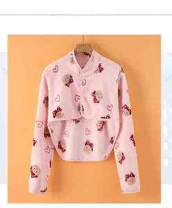 Détail du chauffe-épaule rose en polaire avec motifs d'ours et de cœurs mignons