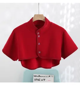 Detalle de una capa térmica roja para hombros con cuello alto y cierre de cuatro botones